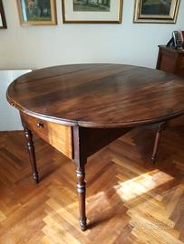 Tavolo rotondo di legno richiudibile