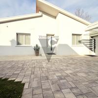 VILLA SINGOLA TUTTA SU UN PIANO A SPINEA