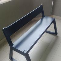 panca o panchina o sedia a dondolo nera lucida