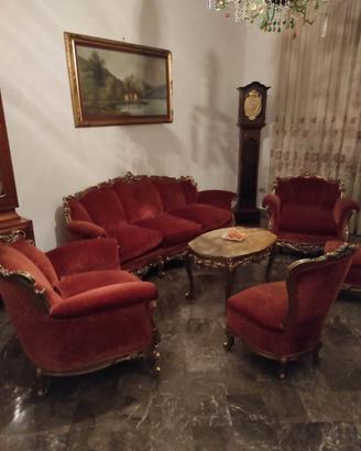 salotto  completo con lampadario e tenda