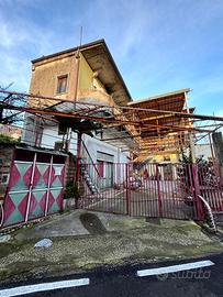 Casa indipendente 240 mq con cortile e terrazzo