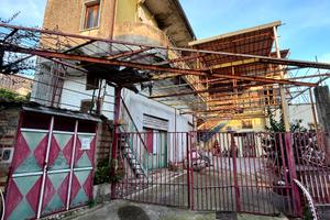 Casa indipendente 240 mq con cortile e terrazzo