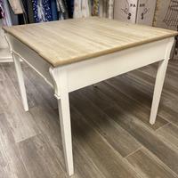 Tavolo in legno quadrato