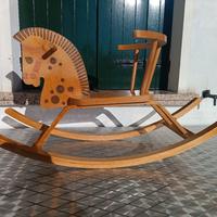 cavallino  legno  a dondolo 
