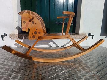 cavallino  legno  a dondolo 
