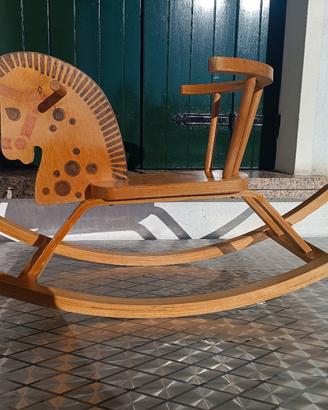 cavallino  legno  a dondolo 
