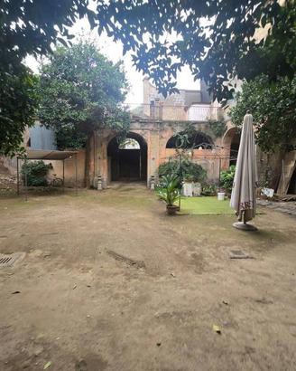 Casa indipendente di 650 m² con più di 5 locali a 