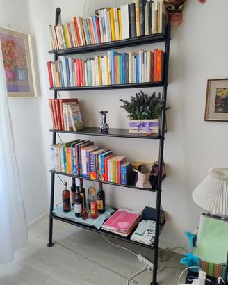 libreria di design con fissaggio a muro