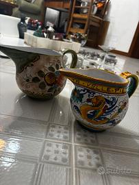 Set da 2 brocche basse di Deruta dipinte a mano