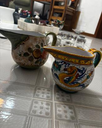 Set da 2 brocche basse di Deruta dipinte a mano