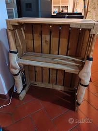 Mobile fatto a mano, levigato e tinto