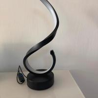 Lampada moderna da tavolo