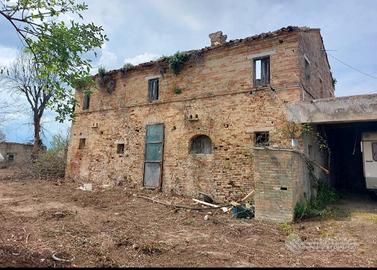 Casa Colonica con Capannone e terreno