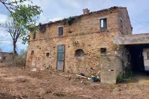 Casa Colonica con Capannone e terreno