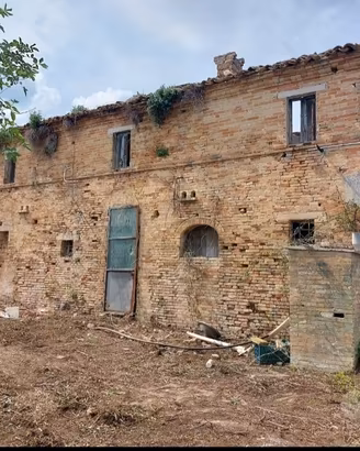 Casa Colonica con Capannone e terreno