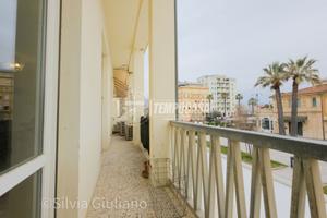 INTERO STABILE SUL LUNGOMARE