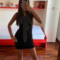 Abito nero elegante con dettaglio a pois