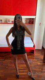 Abito nero elegante con dettaglio a pois