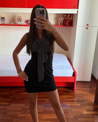 Abito nero elegante con dettaglio a pois