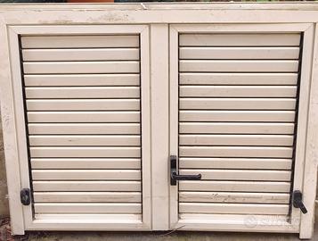 finestre più persiane e telaio