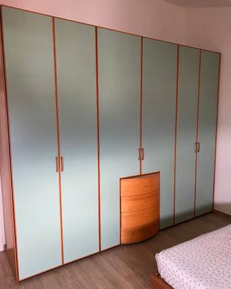 Camera da letto verde in legno