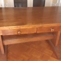 Tavolo in legno massiccio