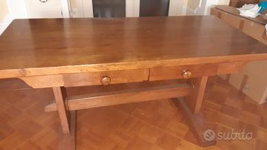 Tavolo in legno massiccio
