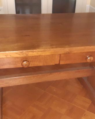 Tavolo in legno massiccio