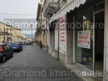 Locale commerciale con deposito a Giarre