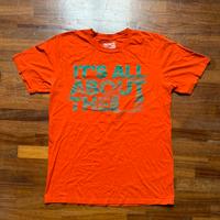 T-shirt Adidas universitaria “It’s all about U”