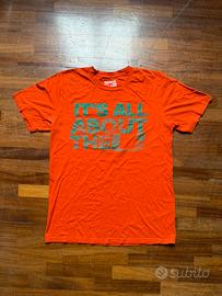 T-shirt Adidas universitaria “It’s all about U”