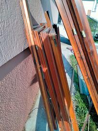 Finestre di legno e porta di legno e ferro battuto