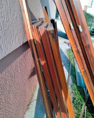 Finestre di legno e porta di legno e ferro battuto