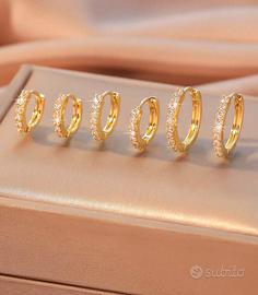 Orecchini a cerchietto color oro con brillantini