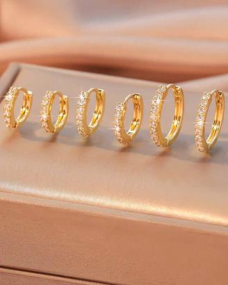 Orecchini a cerchietto color oro con brillantini