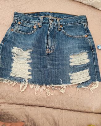 mini gonna in jeans è vstata stretta da una sarta 