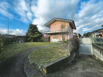 Immobile in asta di 232 m² con 3 locali e box auto