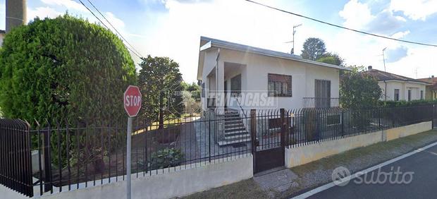 VILLA SINGOLA LIBERA SU QUATTRO LATI!