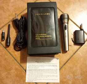 Microfono con i suoi accessori originali