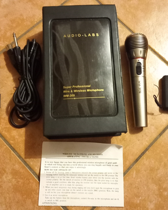 Microfono con i suoi accessori originali