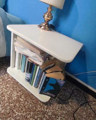 Comodino in legno pregiato laccato bianco