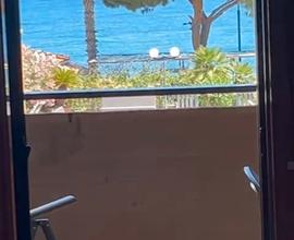 Bilocale fronte mare con garage