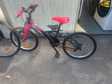3 biciclette e un casco