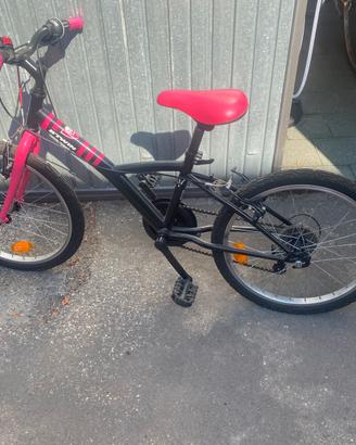 3 biciclette e un casco