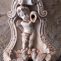 Fontana decorativa con angelo 