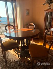 Tavolo rotondo con sedie