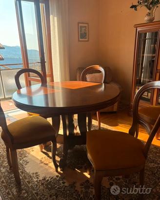 Tavolo rotondo con sedie