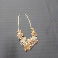collana con perle e fiori di madre perla 