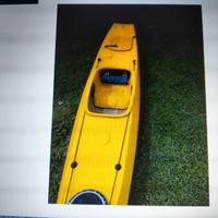 Canoa in vetroresina gialla