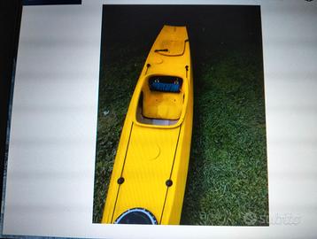 Canoa in vetroresina gialla